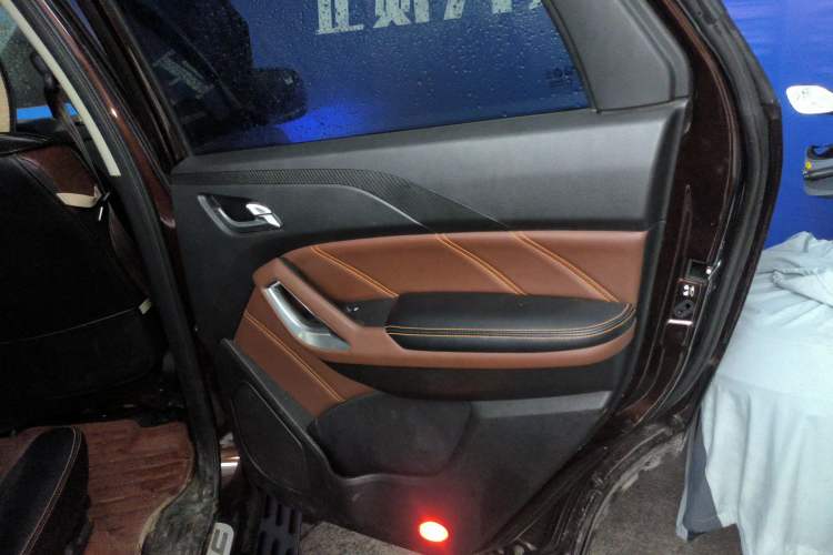 Used JMC Yusheng S350 2016 2.0T Manual 4x4 Gasoline Luxury Version with Sunroof 7 Seats Interior 6