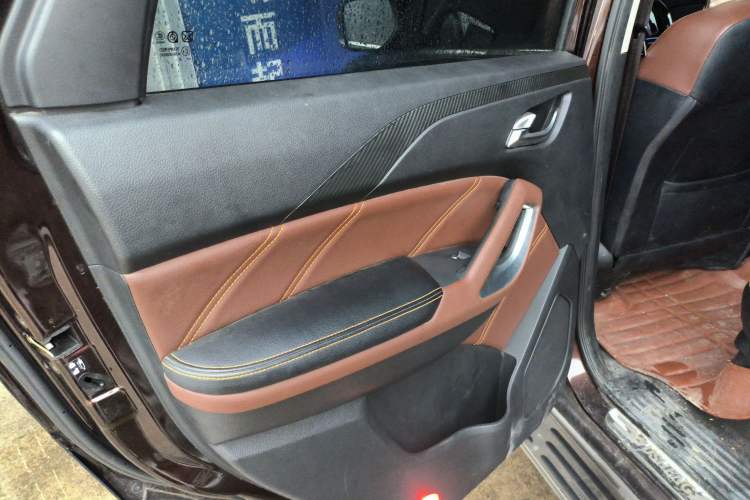 Used JMC Yusheng S350 2016 2.0T Manual 4x4 Gasoline Luxury Version with Sunroof 7 Seats Interior 8