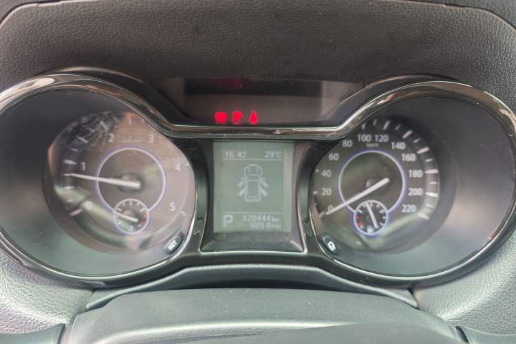 Used JMC Yusheng S350 2016 2.4T Automatic 4x4 Diesel Luxury 5-Seater Odometer Close Up