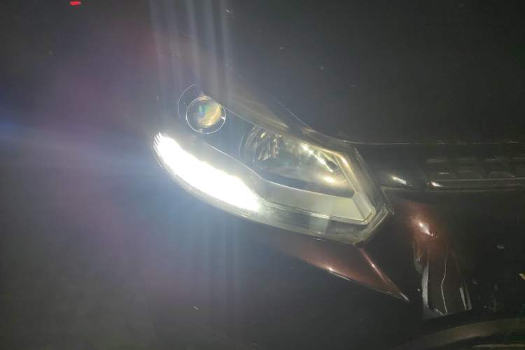 Used JMC Yusheng S350 2016 2.0T Automatic All-Wheel Drive Gasoline Ultra-Luxury 5-Seater Right Front Headlight