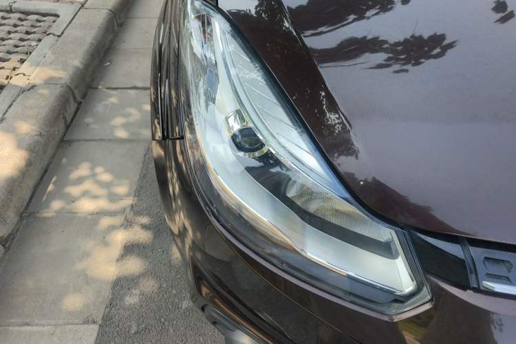 Used JMC Yusheng S350 2016 2.0T Automatic Two-Wheel Drive Gasoline Ultra-Luxury 7-Seater Right Front Headlight