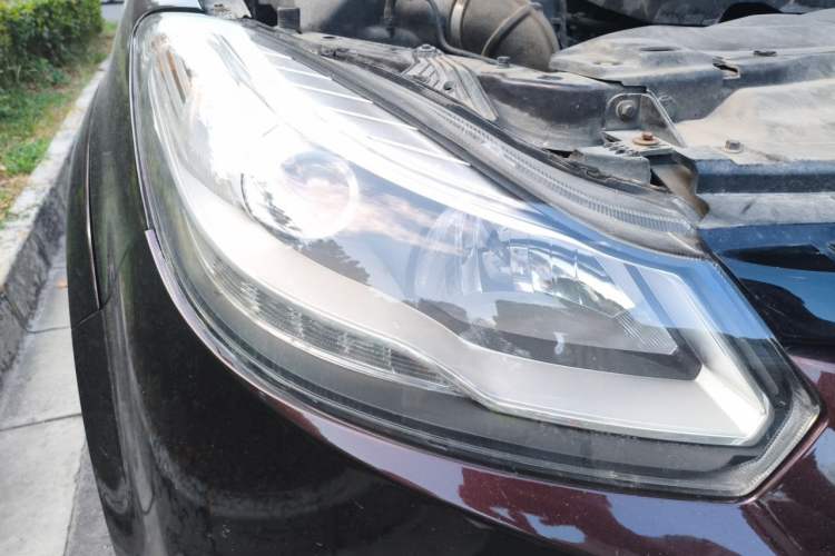 Used JMC Yusheng S350 2016 2.0T Automatic All-Wheel Drive Gasoline Ultra-Luxury 7-Seater Right Front Headlight