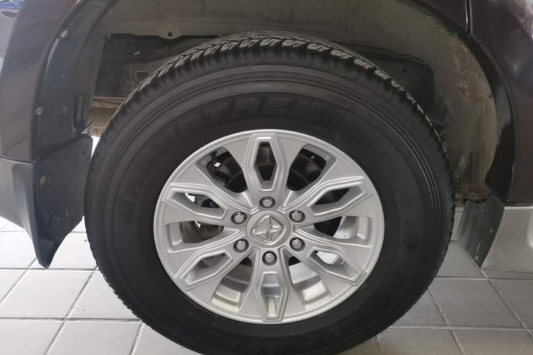 Used JMC Yusheng S350 2016 2.4T Automatic 4x4 Diesel Luxury 5-Seater Right Rear Wheel Hub