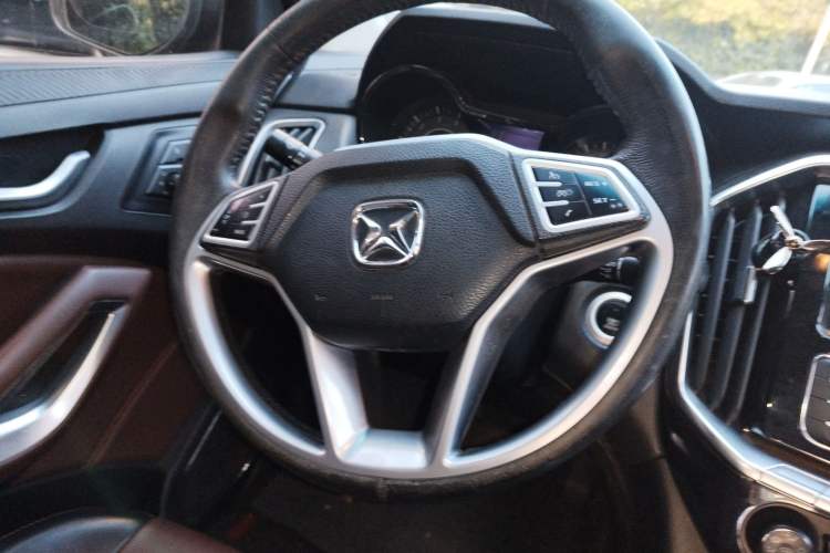 Used JMC Yusheng S350 2016 2.0T Automatic All-Wheel Drive Gasoline Ultra-Luxury 5-Seater Steering Wheel
