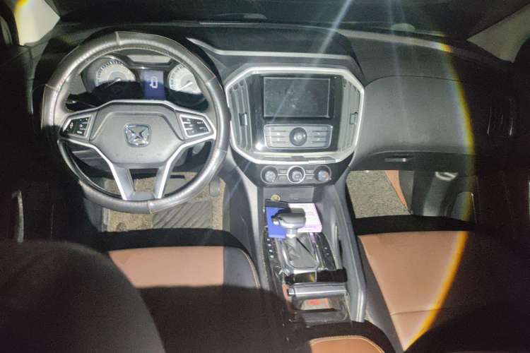 Used JMC Yusheng S350 2016 2.0T Automatic Two-Wheel Drive Gasoline Luxury Version with Sunroof 5 Seats Center Console