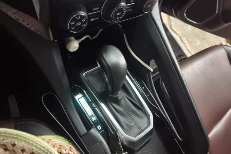 Used JMC Yusheng S350 2016 2.0T Automatic 2WD Gasoline Luxury 7-Seater Gear Lever
