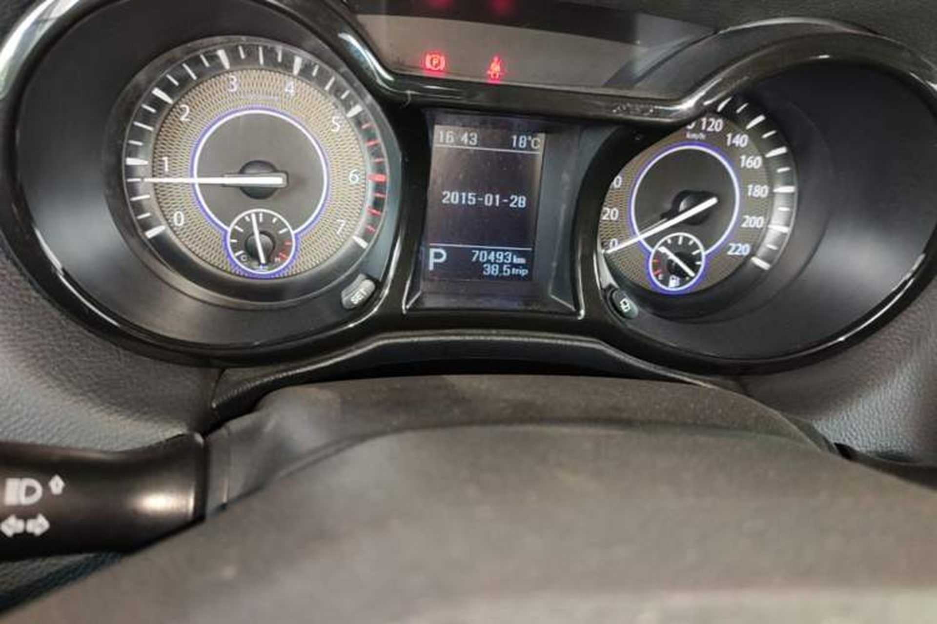 Used JMC Yusheng S350 2016 2.0T Automatic Two-Wheel Drive Gasoline Luxury Version with Sunroof 5 Seats Odometer Close Up