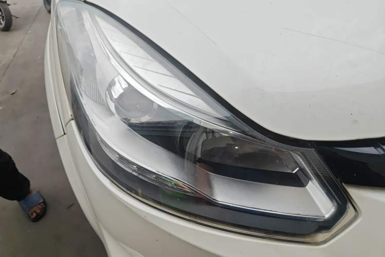 Used JMC Yusheng S350 2016 2.0T Automatic 2WD Gasoline Luxury Version with Sunroof 7 Seats Right Front Headlight