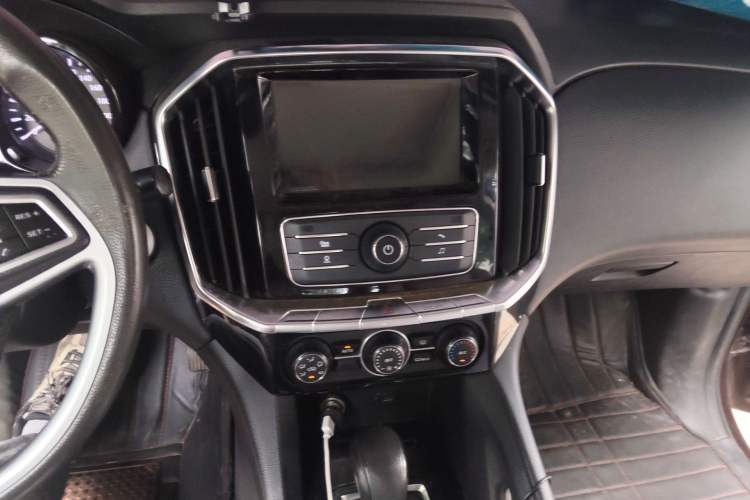 Used JMC Yusheng S350 2016 2.0T Automatic Two-Wheel Drive Gasoline Luxury Version with Sunroof 5 Seats Audio And AC Panel