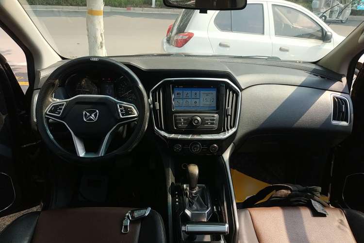 Used JMC Yusheng S350 2016 2.0T Automatic Two-Wheel Drive Gasoline Luxury Version with Sunroof 5 Seats Center Console