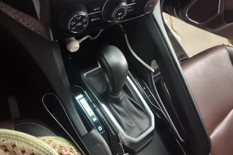 Used JMC Yusheng S350 2016 2.0T Automatic 2WD Gasoline Luxury 7-Seater Gear Lever