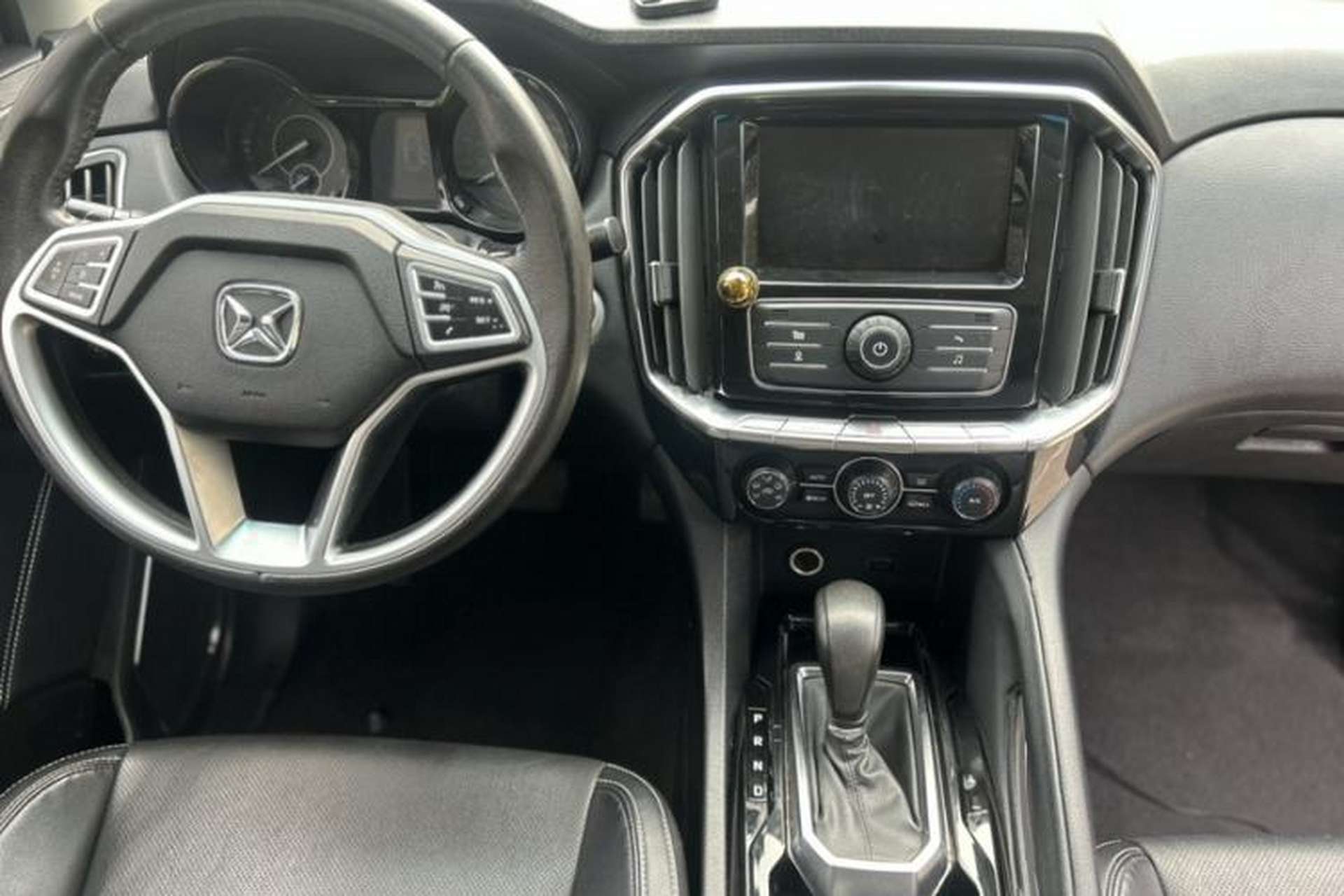 Used JMC Yusheng S350 2016 2.0T Automatic 4x4 Gasoline Luxury Version with Sunroof 7 Seats Interior 3