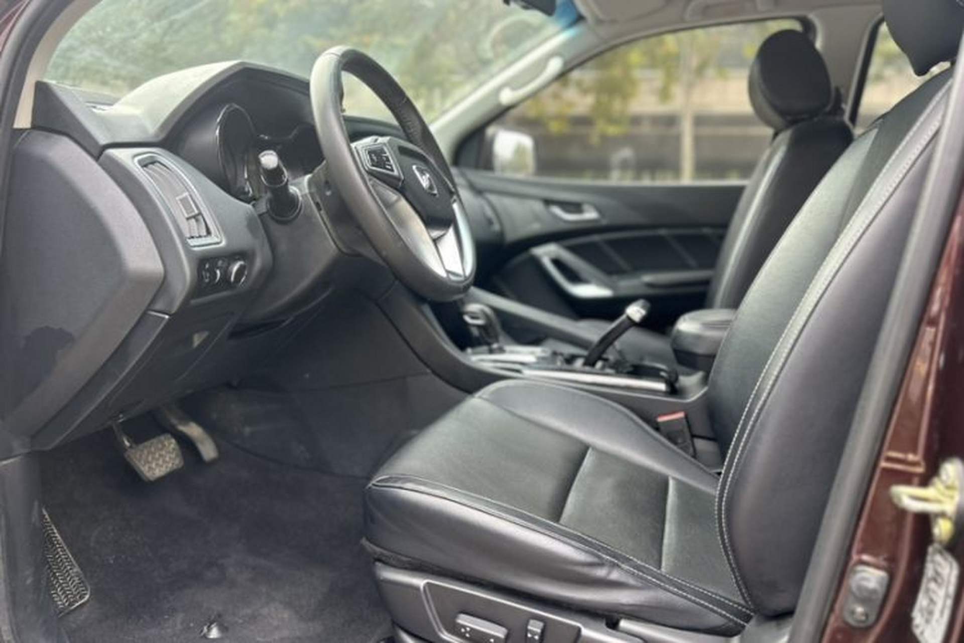 Used JMC Yusheng S350 2016 2.0T Automatic 4x4 Gasoline Luxury Version with Sunroof 7 Seats Interior 4