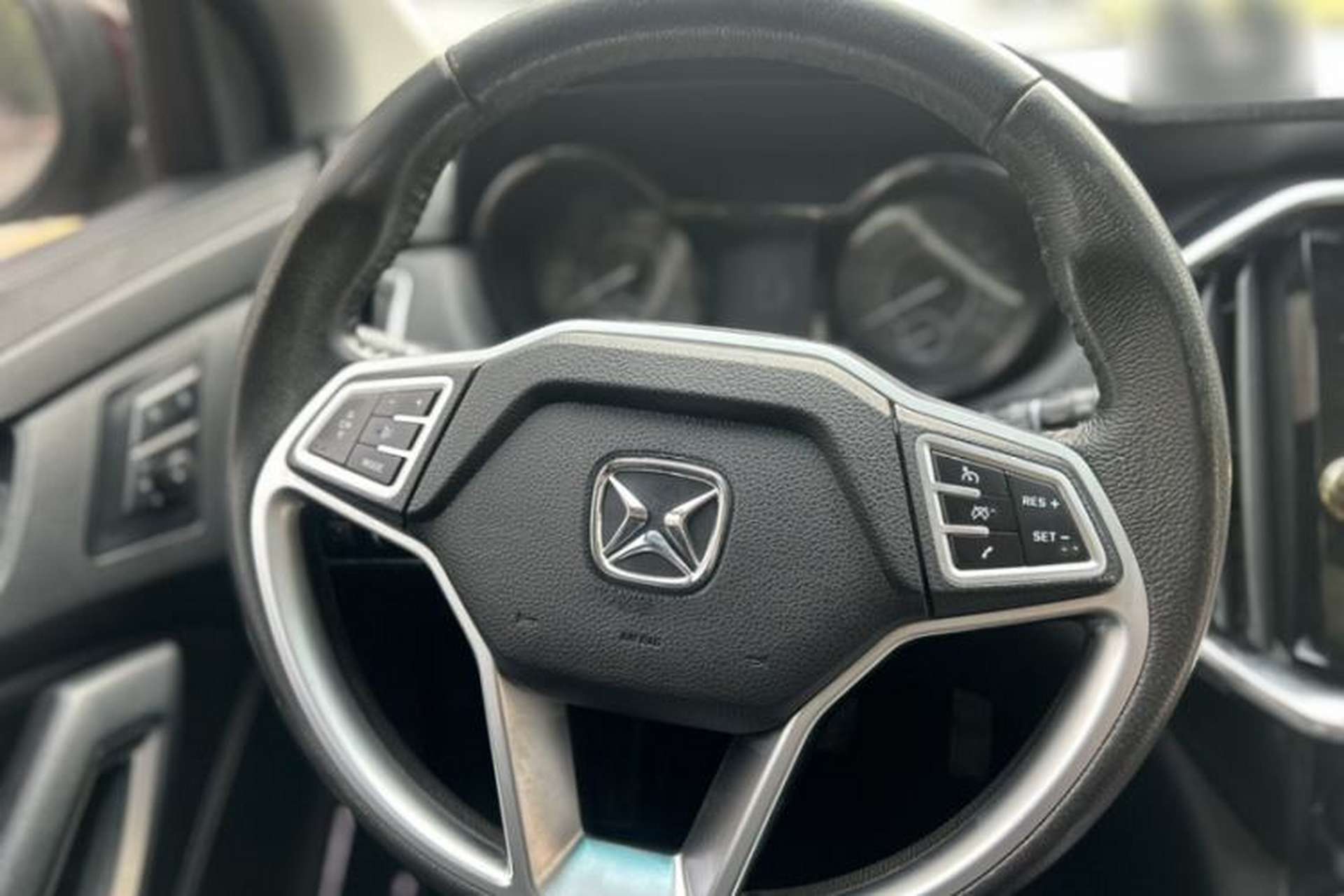 Used JMC Yusheng S350 2016 2.0T Automatic 4x4 Gasoline Luxury Version with Sunroof 7 Seats Interior 7