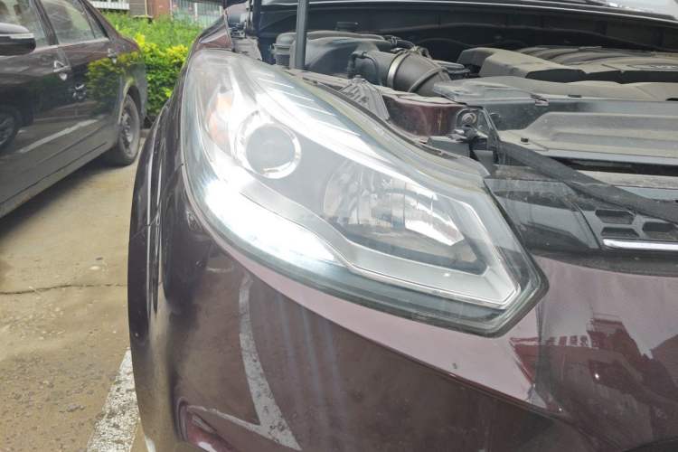 Used JMC Yusheng S350 2016 2.0T Manual Two-Wheel Drive Gasoline Luxury Version with Sunroof 5 Seats Right Front Headlight