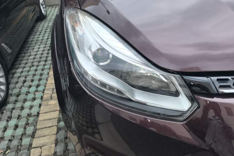 Used JMC Yusheng S350 2016 2.0T Automatic All-Wheel Drive Gasoline Ultra-Luxury 7-Seater Right Front Headlight