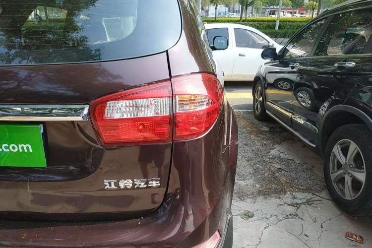 Used JMC Yusheng S350 2016 2.0T Automatic Two-Wheel Drive Gasoline Luxury Version with Sunroof 5 Seats Right Rear Taillight