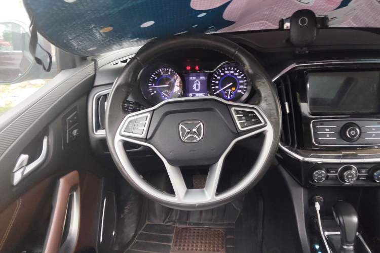 Used JMC Yusheng S350 2016 2.0T Automatic Two-Wheel Drive Gasoline Luxury Version with Sunroof 5 Seats Steering Wheel