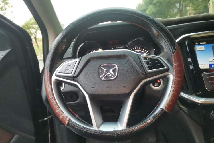 Used JMC Yusheng S350 2016 2.0T Automatic Two-Wheel Drive Gasoline Luxury Version with Sunroof 5 Seats Steering Wheel