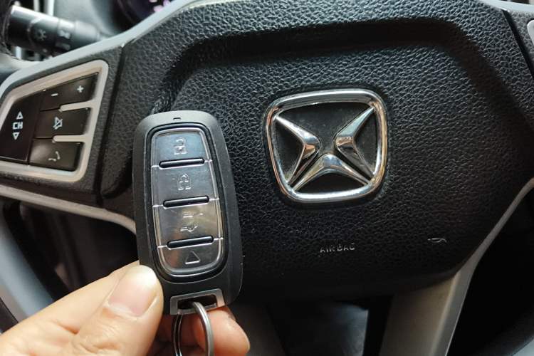 Used JMC Yusheng S350 2016 2.4T Automatic 2WD Diesel Luxury Version with Sunroof 7 Seats Vehicle Key