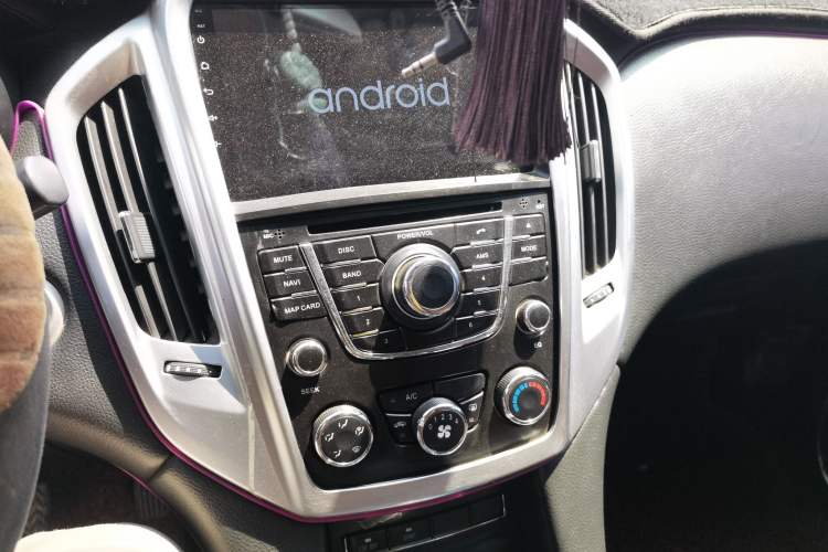 Used JMC Yusheng S350 2016 2.4T Automatic 2WD Diesel Luxury 5-Seater Audio And AC Panel