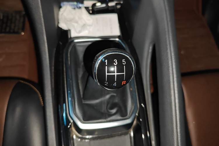 Used JMC Yusheng S350 2016 2.4T Manual 4x4 Diesel Luxury Edition 5-Seater Gear Lever