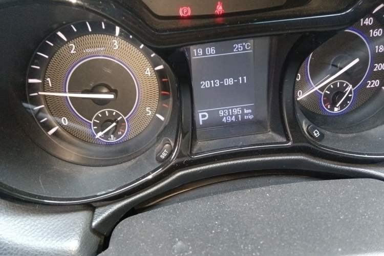 Used JMC Yusheng S350 2016 2.4T Automatic 4x4 Diesel Luxury 5-Seater Odometer Close Up