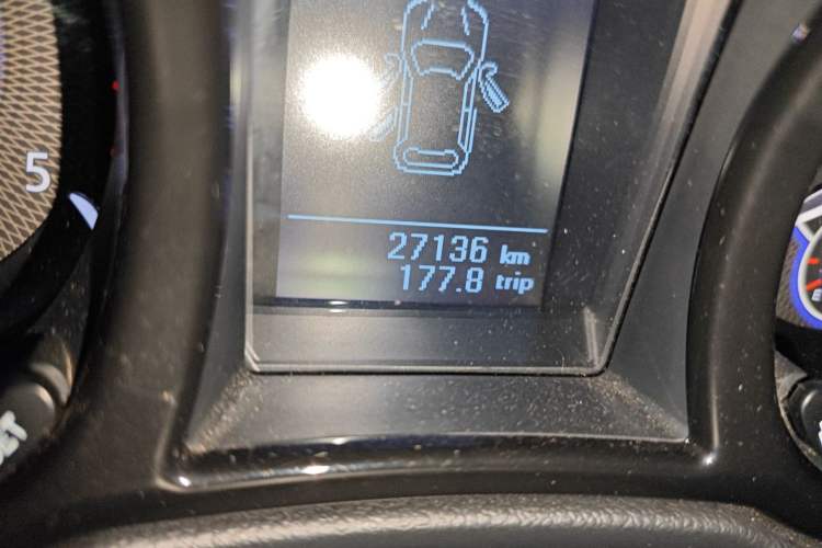 Used JMC Yusheng S350 2016 2.4T Manual 4x4 Diesel Luxury Edition 5-Seater Odometer Close Up