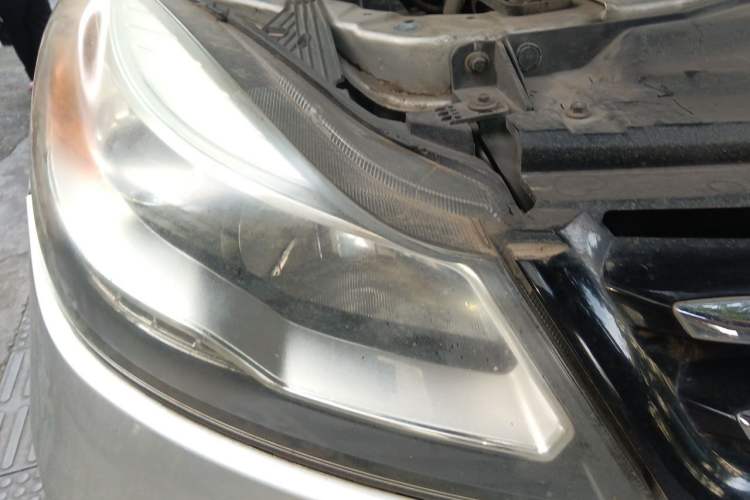 Used JMC Yusheng S350 2016 2.4T Automatic 4x4 Diesel Luxury 5-Seater Right Front Headlight