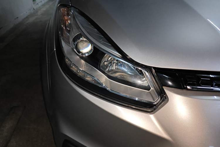Used JMC Yusheng S350 2016 2.4T Manual 4x4 Diesel Luxury Edition 5-Seater Right Front Headlight