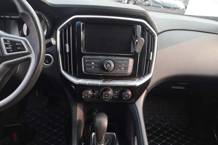 Used JMC Yusheng S350 2016 2.0T Automatic All-Wheel Drive Gasoline Ultra-Luxury 5-Seater Audio And AC Panel