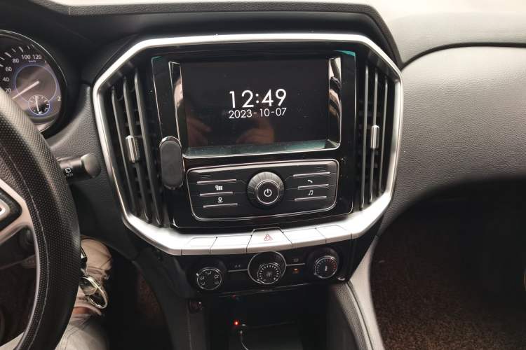 Used JMC Yusheng S350 2016 2.4T Manual 4x4 Diesel Luxury Edition 5-Seater Audio And AC Panel