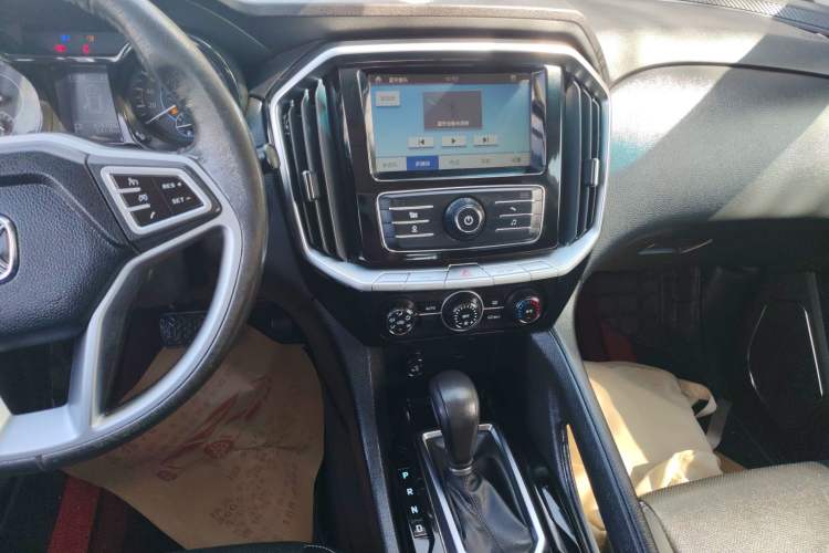 Used JMC Yusheng S350 2016 2.0T Automatic All-Wheel Drive Gasoline Luxury Version with Sunroof 5 Seats Audio And AC Panel