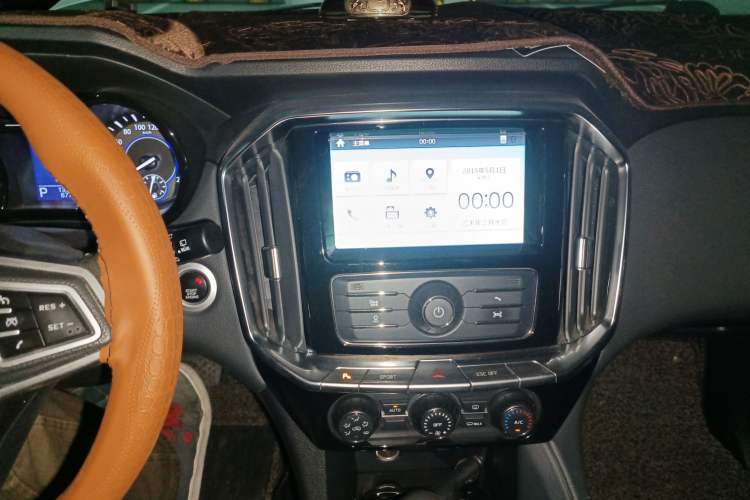 Used JMC Yusheng S350 2016 2.0T Automatic All-Wheel Drive Gasoline Luxury Version with Sunroof 5 Seats Audio And AC Panel