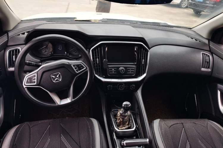 Used JMC Yusheng S350 2016 2.4T Manual 4x4 Diesel Luxury Edition 5-Seater Center Console