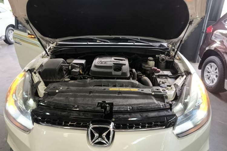 Used JMC Yusheng S350 2016 2.4T Automatic 4x4 Diesel Luxury 5-Seater Engine Bay