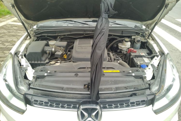 Used JMC Yusheng S350 2016 2.4T Automatic 2WD Diesel Luxury 5-Seater Engine Bay