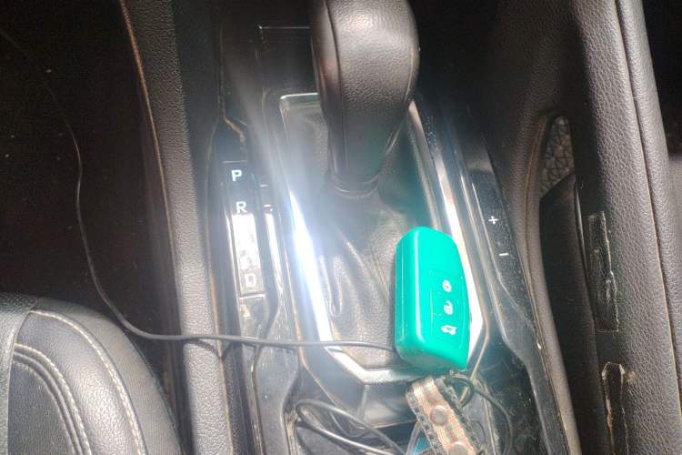 Used JMC Yusheng S350 2016 2.4T Automatic 4x4 Diesel Luxury 5-Seater Gear Lever