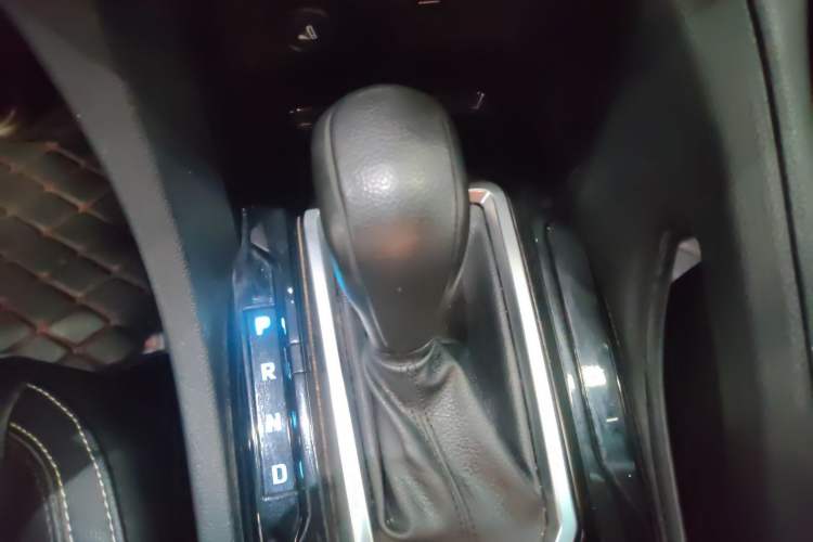 Used JMC Yusheng S350 2016 2.0T Automatic 4x4 Gasoline Luxury Version with Sunroof 7 Seats Gear Lever
