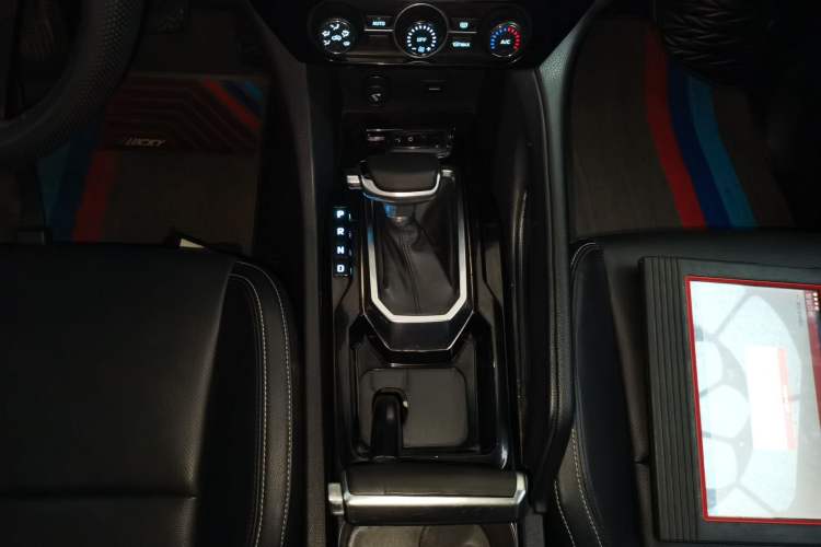 Used JMC Yusheng S350 2016 2.0T Automatic All-Wheel Drive Gasoline Luxury Version with Sunroof 5 Seats Gear Lever