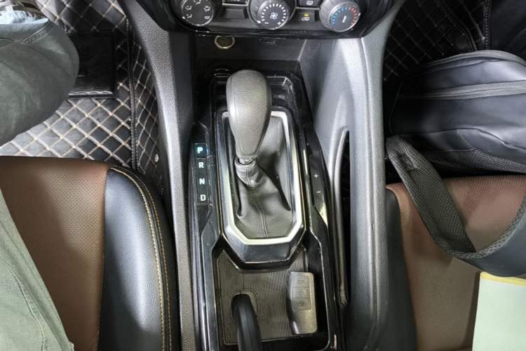 Used JMC Yusheng S350 2016 2.4T Automatic 4x4 Diesel Luxury 5-Seater Gear Lever