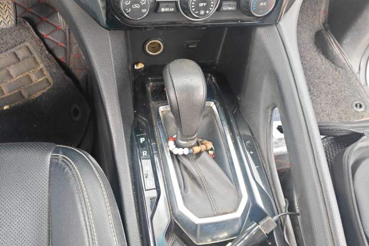 Used JMC Yusheng S350 2016 2.0T Automatic 2WD Gasoline Luxury Version with Sunroof 7 Seats Gear Lever