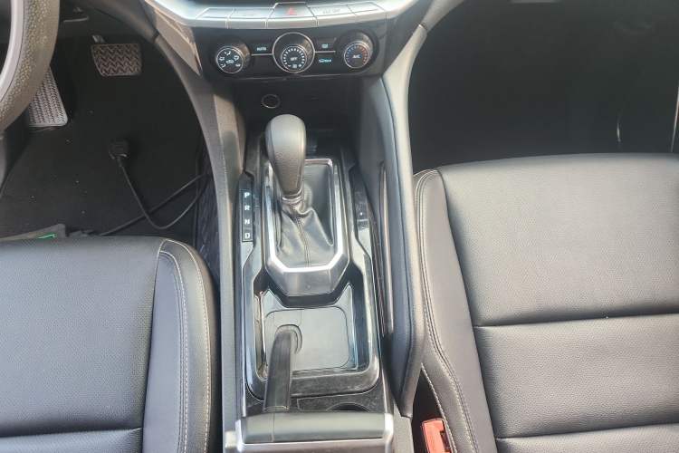 Used JMC Yusheng S350 2016 2.0T Automatic All-Wheel Drive Gasoline Luxury Version with Sunroof 5 Seats Gear Lever