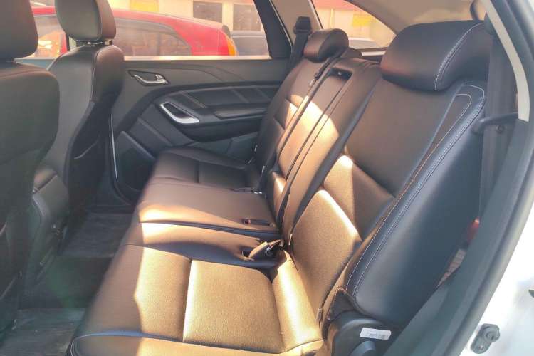 Used JMC Yusheng S350 2016 2.0T Automatic Two-Wheel Drive Gasoline Luxury Version with Sunroof 5 Seats Interior 1
