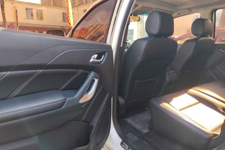 Used JMC Yusheng S350 2016 2.0T Automatic Two-Wheel Drive Gasoline Luxury Version with Sunroof 5 Seats Interior 3