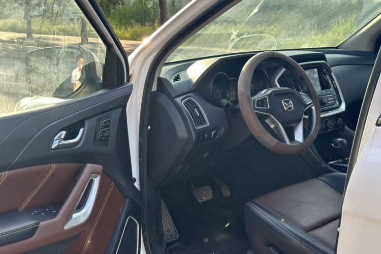 Used JMC Yusheng S350 2016 2.0T Automatic All-Wheel Drive Gasoline Luxury Edition 5 Seats Interior 4