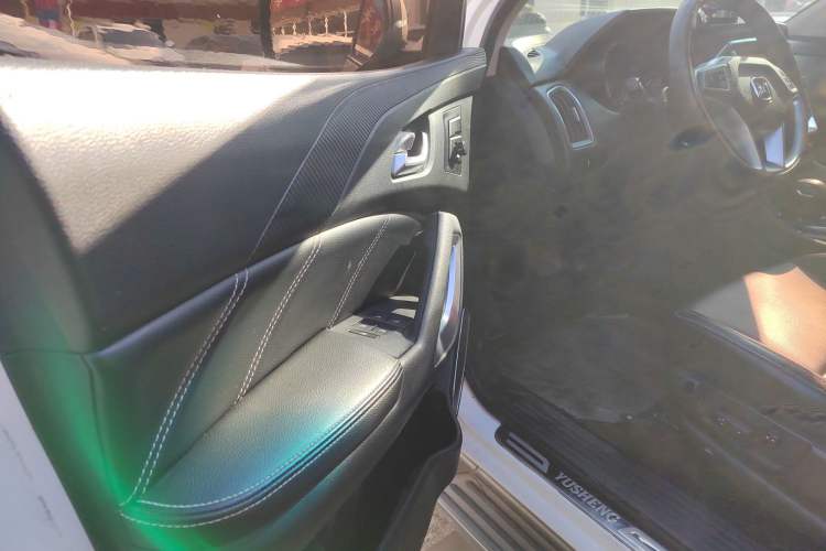 Used JMC Yusheng S350 2016 2.0T Automatic Two-Wheel Drive Gasoline Luxury Version with Sunroof 5 Seats Interior 4
