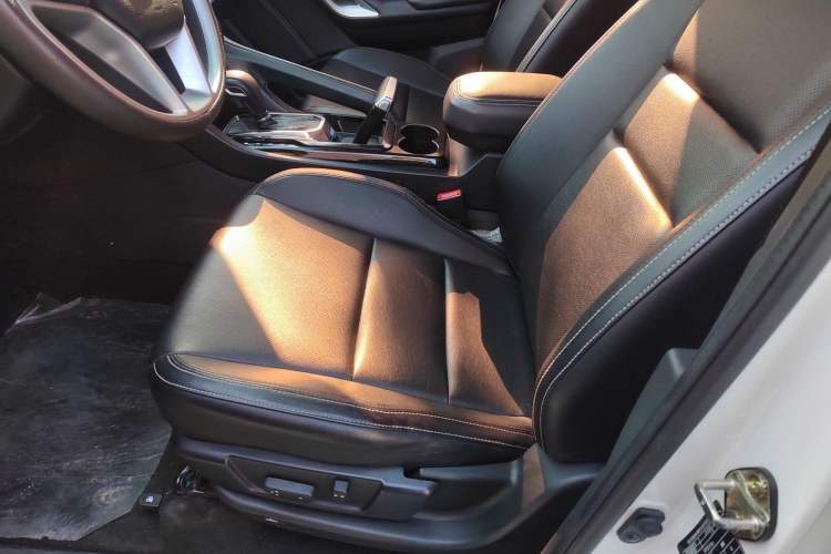 Used JMC Yusheng S350 2016 2.0T Automatic Two-Wheel Drive Gasoline Luxury Version with Sunroof 5 Seats Interior 5