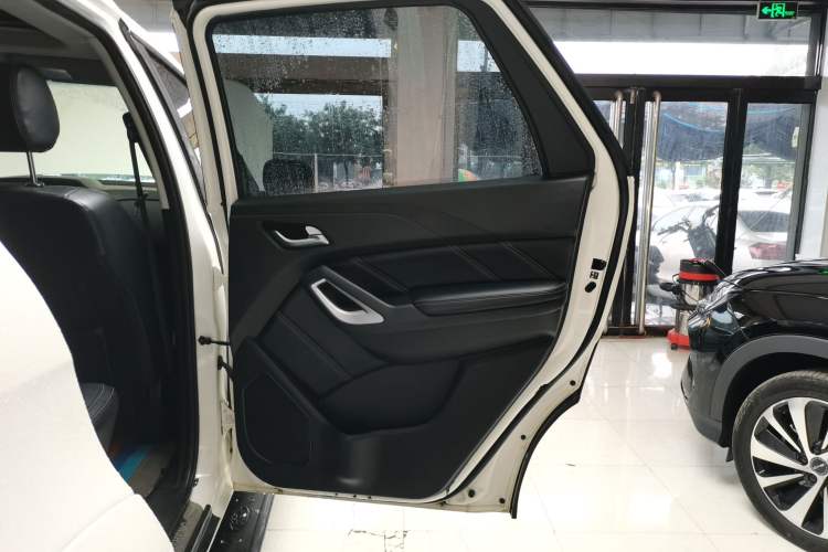 Used JMC Yusheng S350 2016 2.0T Automatic All-Wheel Drive Gasoline Luxury Version with Sunroof 5 Seats Interior 6