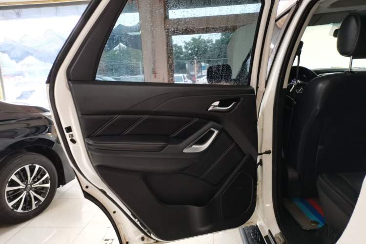 Used JMC Yusheng S350 2016 2.0T Automatic All-Wheel Drive Gasoline Luxury Version with Sunroof 5 Seats Interior 8